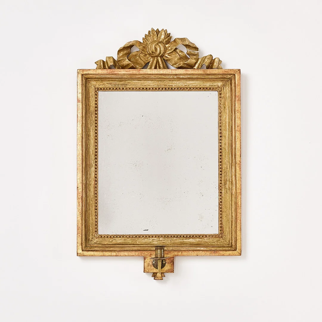 SPEGELLAMPETT, gustaviansk, 1700-talets andra hälft, för ett ljusa, träskuren dekor, framtagen äldre förgyllning. — Mirrors — Stockholms Auktionsverk Magasin 5