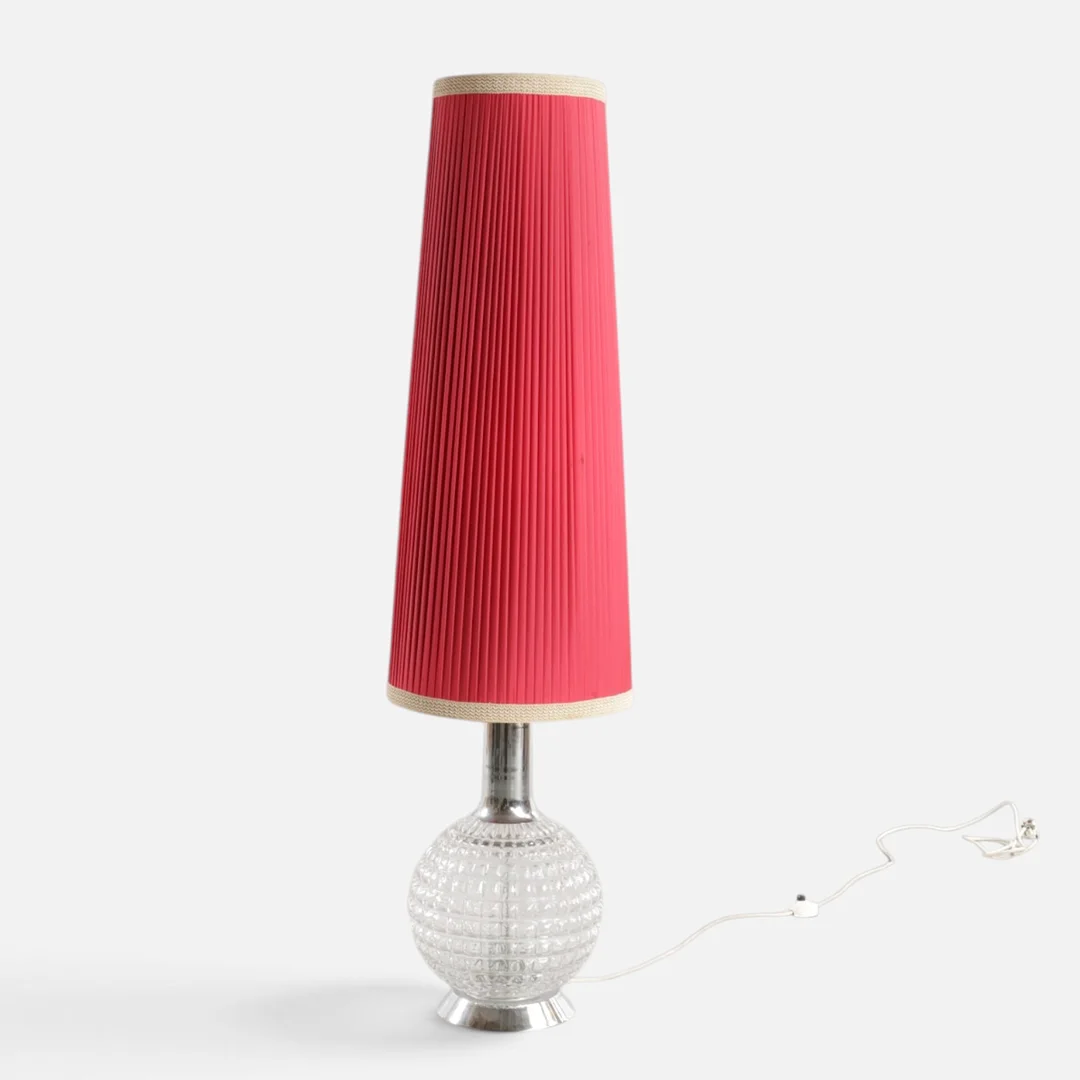 Gulvlampe kugleformet fod af reliefglas, forkromet fodrand og stamme, monteret med høj plisseret skærm af rødt stof. 20. årh. anden halvdel. — Floor lights — Woxholt Auktionshus