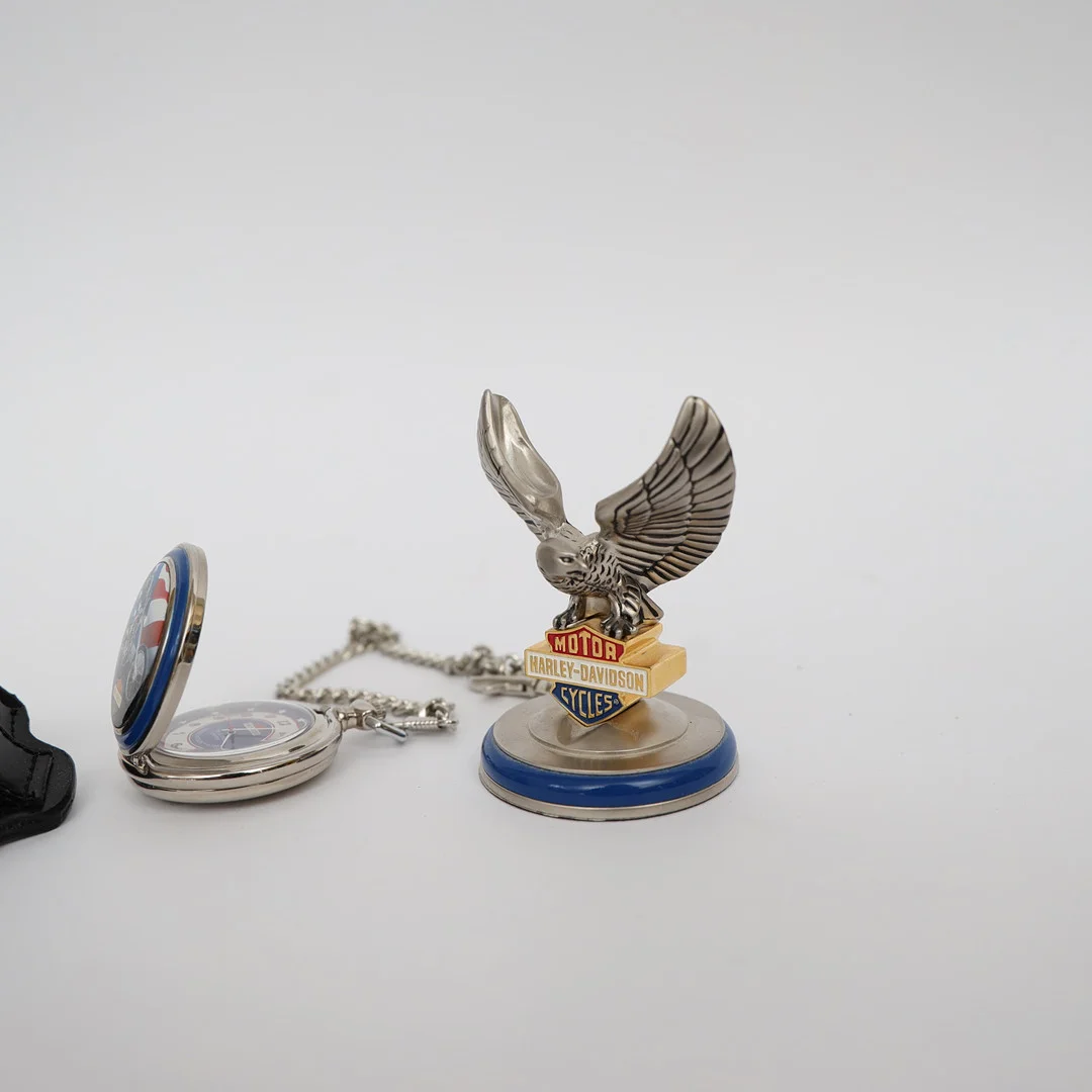 FICKUR MED FICKURSSTÄLL, Harley Davidsson. — Pocket & Stop Watches — Falun Auktionsbyrå