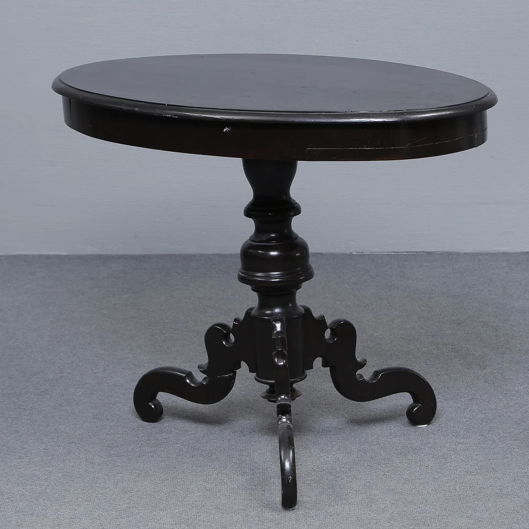 PELARBORD, SENARE BEMÅLAT (100cm). — Tables — Auktionskammaren Sydost Kalmar