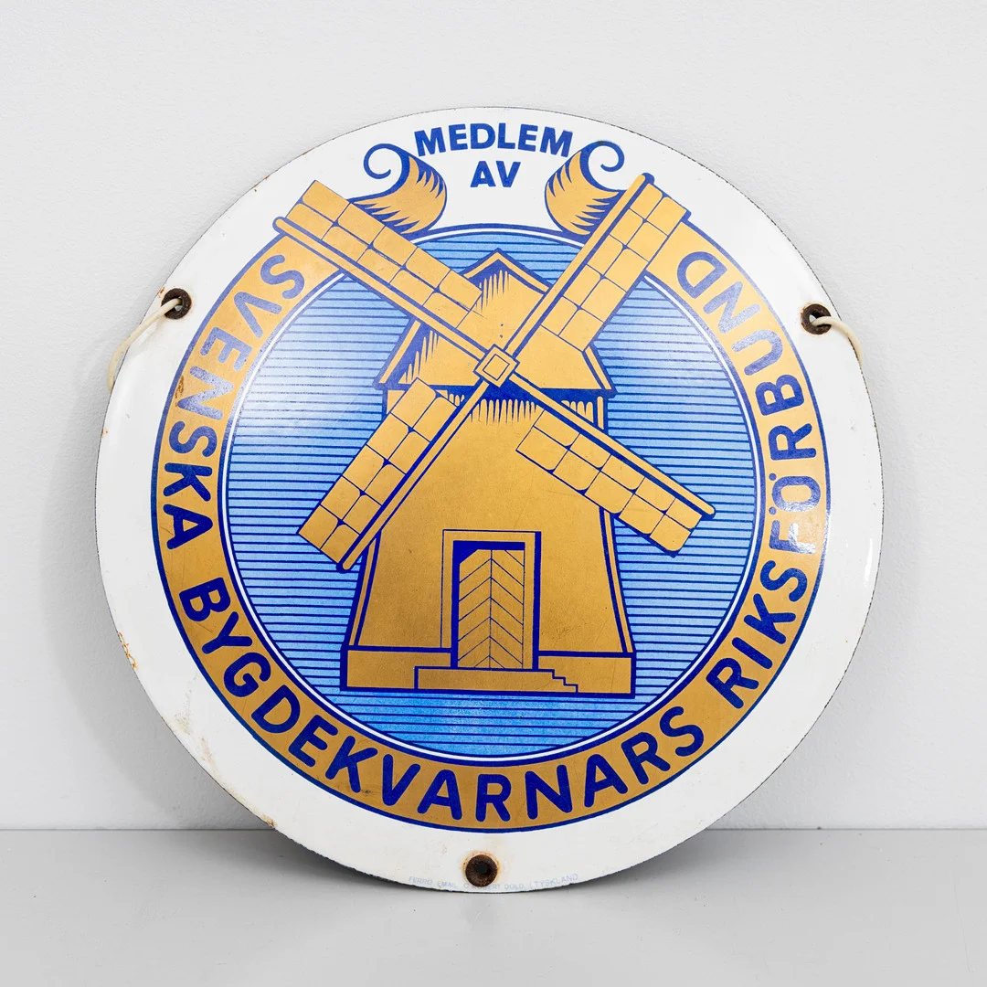 MEDLEM AV SVENSKA BYGDEKVARNARNAS RIKSFÖRBUND, emaljskylt. — Advertising & Signs — Auktionshuset Kolonn