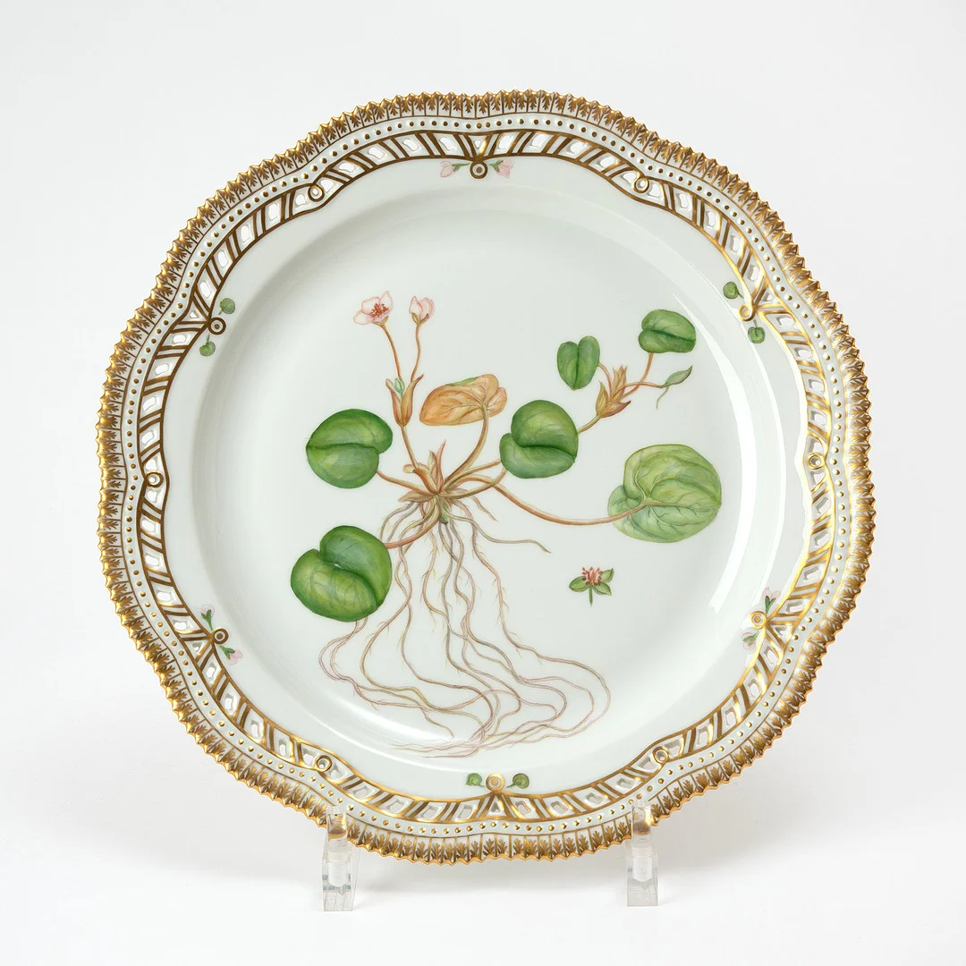 ROYAL COPENHAGEN, "Flora Danica", fat, modellnr 3528, porslin, Danmark, 1900-talets andra hälft, målad dekor av Morsus ranae L (Dyblad), ur bildverket Icones floræ danicæ (1761-1883), detaljer i guld. — European — Stockholms Auktionsverk Göteborg