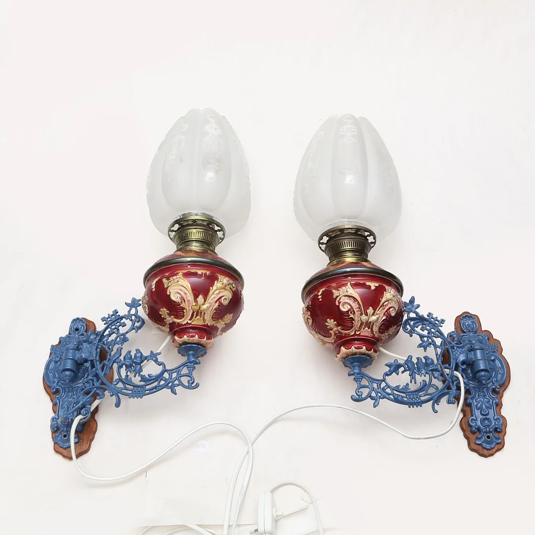 VÄGGLAMPOR 1 par, majolika, rödglaserad keramik, etsade glaskupor, 1900-tal. — Wall Lights — Kalmar Auktionsverk