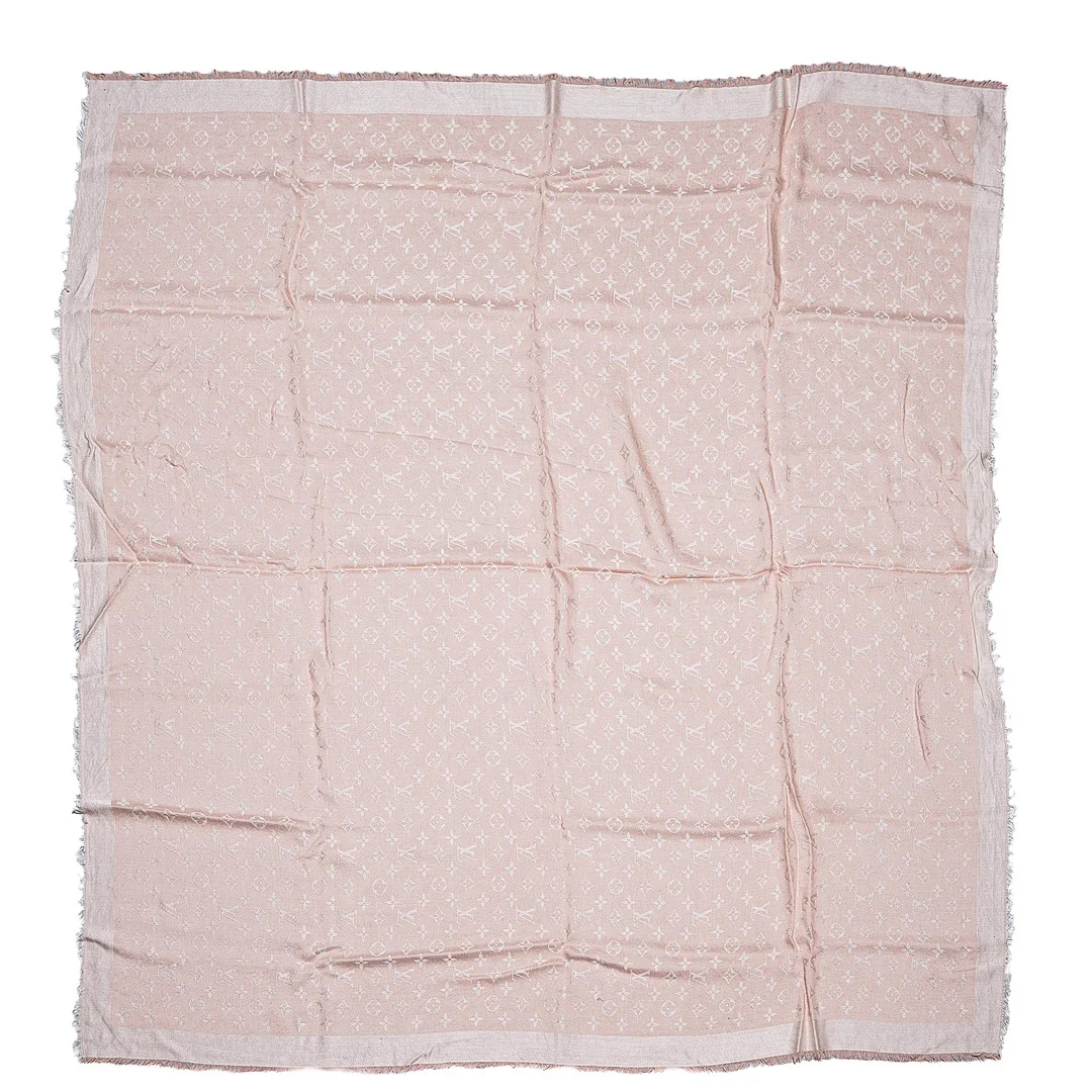LOUIS VUITTON. Sjal, "Monogram Denim", Beige Rose, modell M70804, 143 × 143 cm. — Vintage & Designer Fashion — Norrlands Auktionsverk