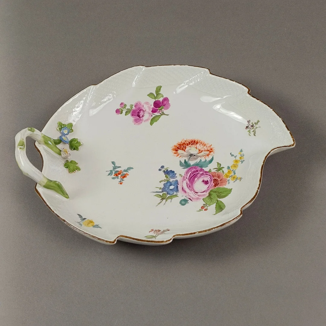 BLATTSCHALE mit plastischer Blumenzier - MEISSEN, 18./19.Jh., Porzellan. — European — Auktionshaus Blank