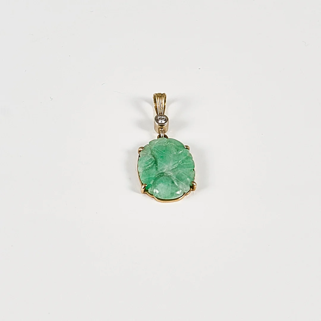 Hänge, 18 k med Jade + Briljant, Vikt 3,98 gr brutto. — Brooches & Pendants — Metropol Auktioner