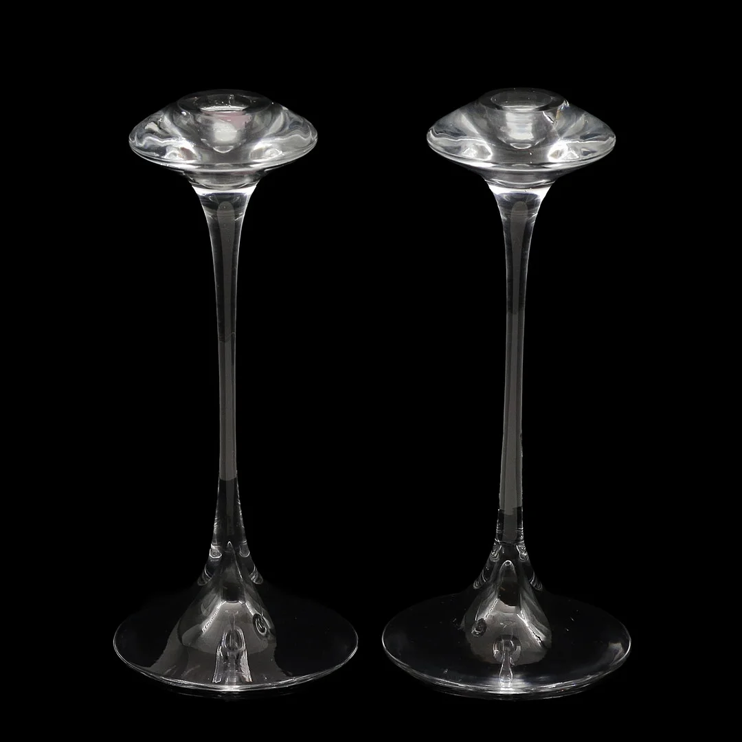 KJELL ENGMAN. PARET LJUSSTAKAR I KLARGLAS "FANFAR", KOSTA BODA, SENT 1900-TAL. — Art glass — Auktionskammaren Sydost Kalmar