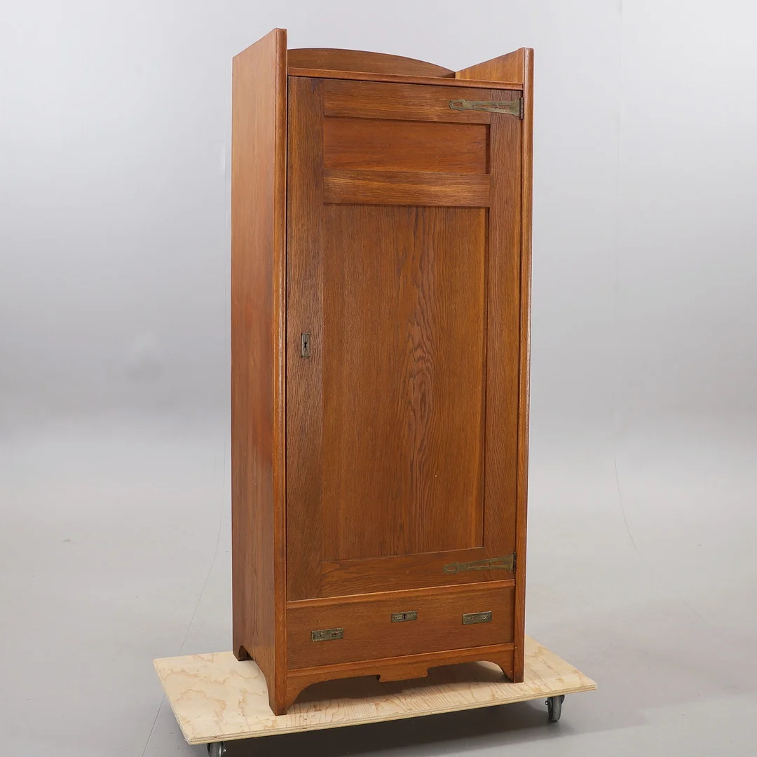 KLÄDSKÅP, ek, 1900-talets första hälft. — Cupboards, Cabinets & Shelves — Växjö Auktionskammare