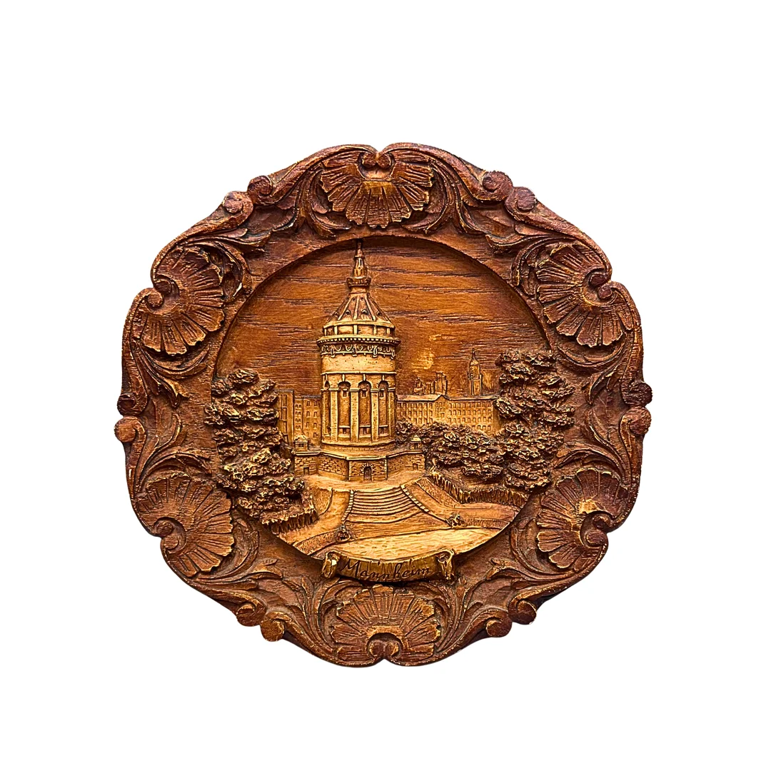 MANNHEIMER HOLZRELIEF MIT DEM WASSERTURM, DEM WAHRZEICHEN DER STADT. — Sculptures & Bronzes — Auktionshaus Stuber's Hammerschlag