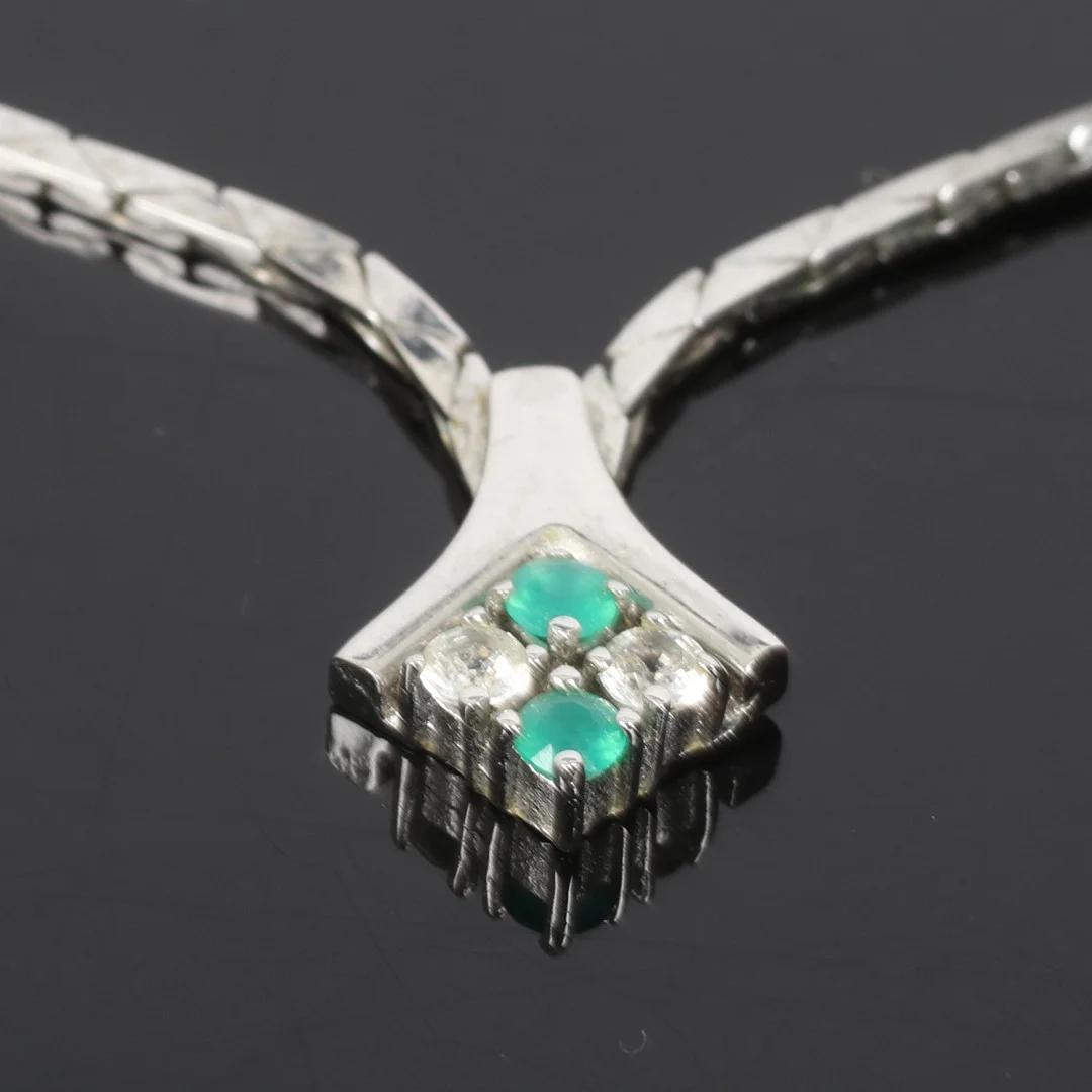 COLLIER, Sterling silver med gröna och vita stenar. 1900-tal. — Necklace — Stadsauktion Sundsvall
