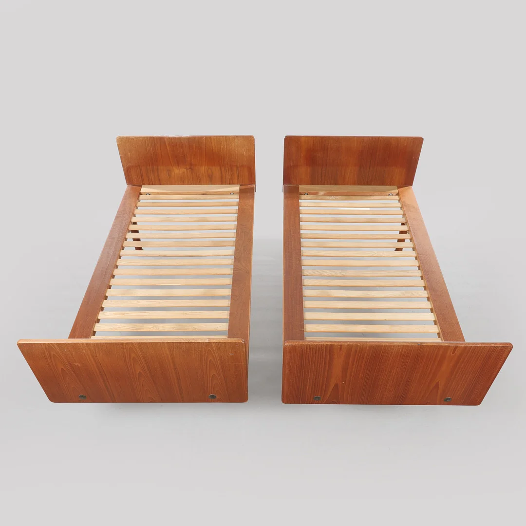 HANS J WEGNER. Getama. Et par senge af teak og eg, 1960'erne (2). — Other — Bidstrup Auktioner