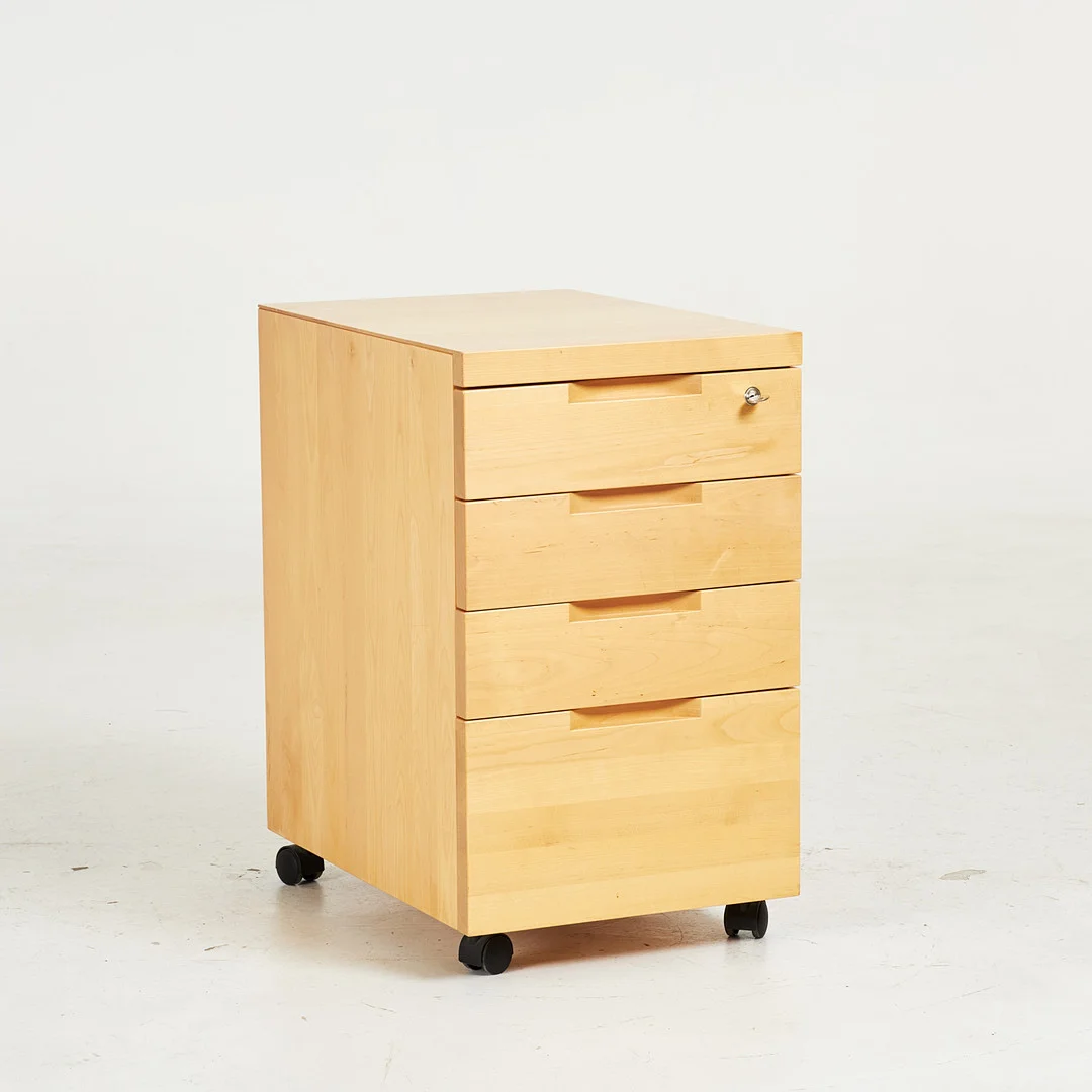 ALVAR AALTO. Hurts, fanérad i björk, för Artek, fyra utdragslådor, märkt. — Chests of drawers — Stockholms Auktionsverk Sickla