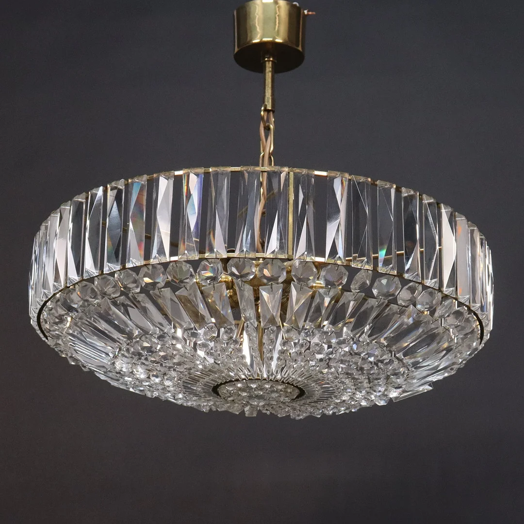 LJUSKRONA, mässing med prismor, 1900-tal. — Ceiling lights — Markus Auktioner