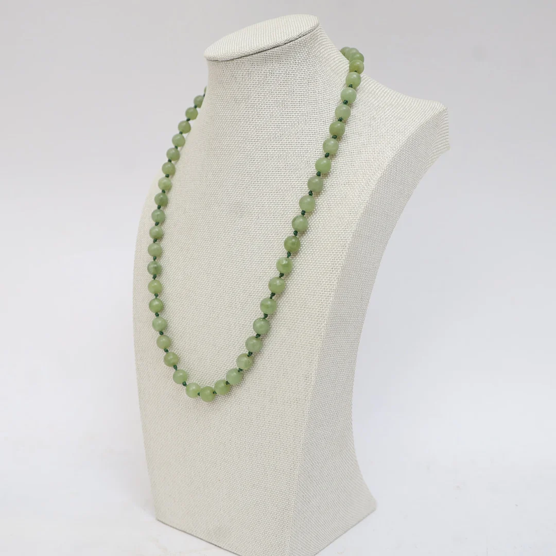 HALSBAND med jadeliknande stenar, lås i silver. — Necklace — Falun Auktionsbyrå
