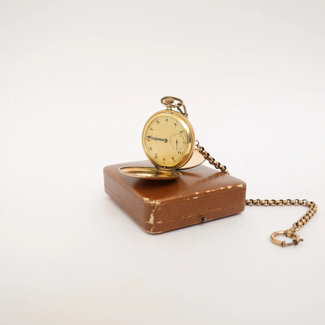 FICKUR, savonett, Longines, förgylld boett, med förgylld ärtlänk. — Pocket & Stop Watches — Falun Auktionsbyrå