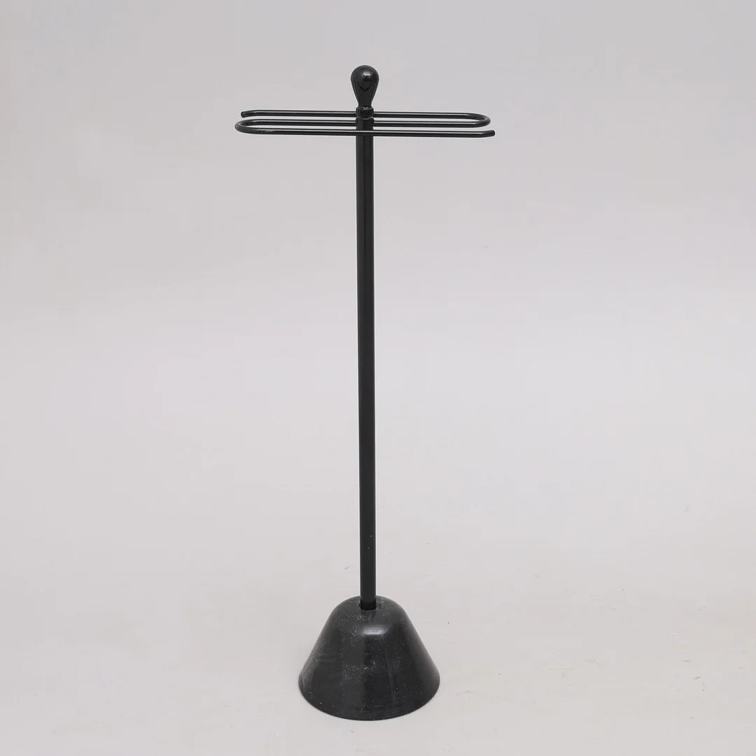 ACHILLE CASTIGLIONI. HANDDUKSSHÅLLARE, SVARTLACKERAD METALL, "SERVIETTO", MOD 36, ZANOTTA, ITALIEN. — Other — Crafoord Auktioner Lund