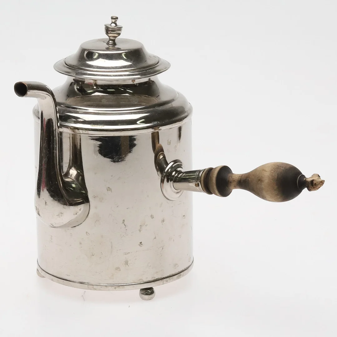 KANNA. Förnicklad mässing, Skultuna Bruk, omkring 1840-tal. — Pewter, Brass & Copper — Örebro Stadsauktioner