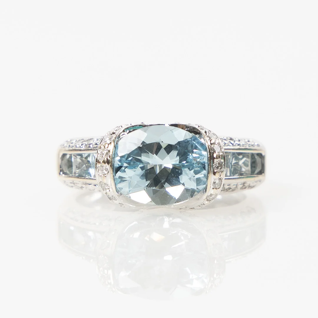 RING, 18K vitguld med briljantslipade diamanter totalt ca 0.38 ct samt fasettslipade akvamariner, totalt 3.61 ct. — Rings — Stockholms Auktionsverk Helsingborg