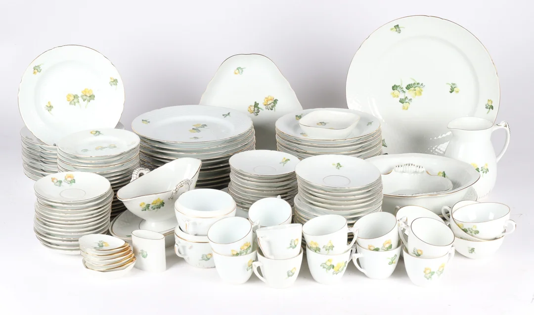 Bing & Grondahl. Erantis porcelain dinner and coffee set. (145) — Glass, porcelain and ceramics/Dinnerware, tea sets, coffee sets — Lauritz