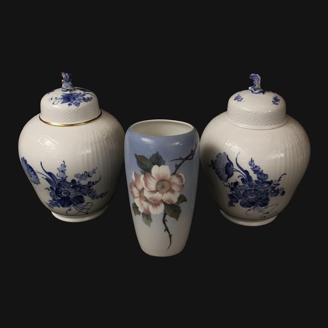 LOCKURNOR, 2 st., porslin, "Blå Blomst", den ena med förgyllning. 10/1791. samt VAS med blomstermotiv, 2630/1049 Royal Copenhagen, Danmark. Totalt 3 delar. Kring 1900-talets mitt. — European — Limhamns Auktionsbyrå