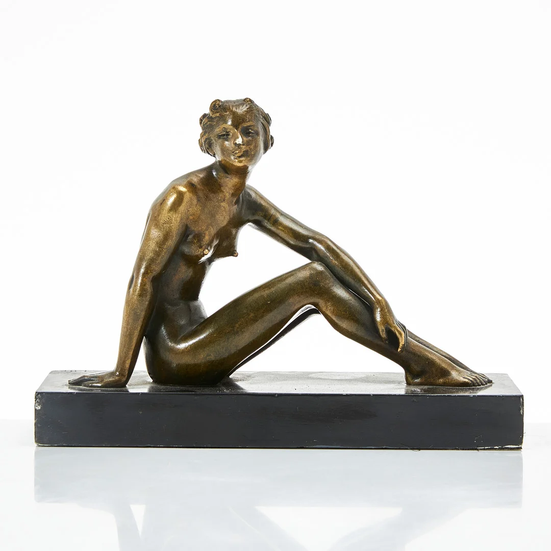 SKULPTUR, brunpatinerad brons, sittande kvinna, på stenplatta. Sign LUC. — Sculptures & Bronzes — Stockholms Auktionsverk Magasin 5