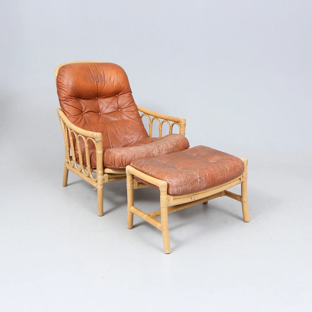 FÅTÖLJ, med FOTPALL,''Bali'', bambu och skinn, Alf Svensson och Yngvar Sandström, Bejra Möbel AB, Tibro, 1970-tal. — Armchairs & Chairs — Gomér & Andersson Linköping