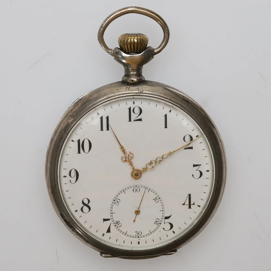 FICKUR. Silverboett, Zenith 16 rubis, ankargång, breguetspiral, kompensationsbalans, chatonger, tillverkad omkring 1907-1910. — Pocket & Stop Watches — Örebro Stadsauktioner