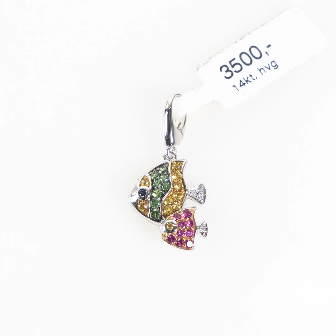 BERLOCK / HÄNGE, i form av fisk, 14K guld med 0,02 diamanter och färgade stenar. — Brooches & Pendants — Stockholms Auktionsverk Helsingborg