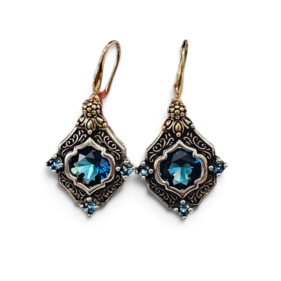 Pendientes estilo clásico en metal con cristales color azul. — Earrings — Arce Auctions