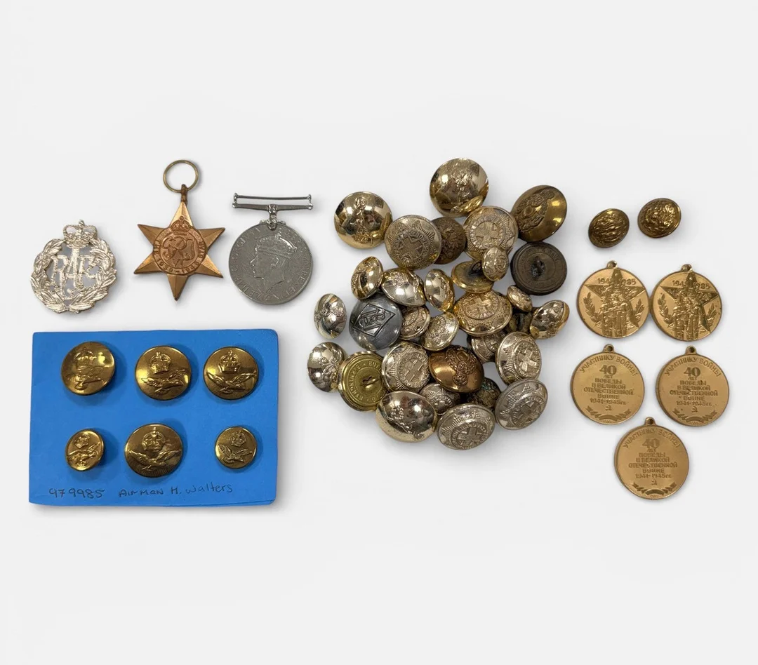 A RANGE OF BUTTONS AND BADGES INCLUDING TWO MEDALS. — Orders & Medals — Griffin’s Auctioneers