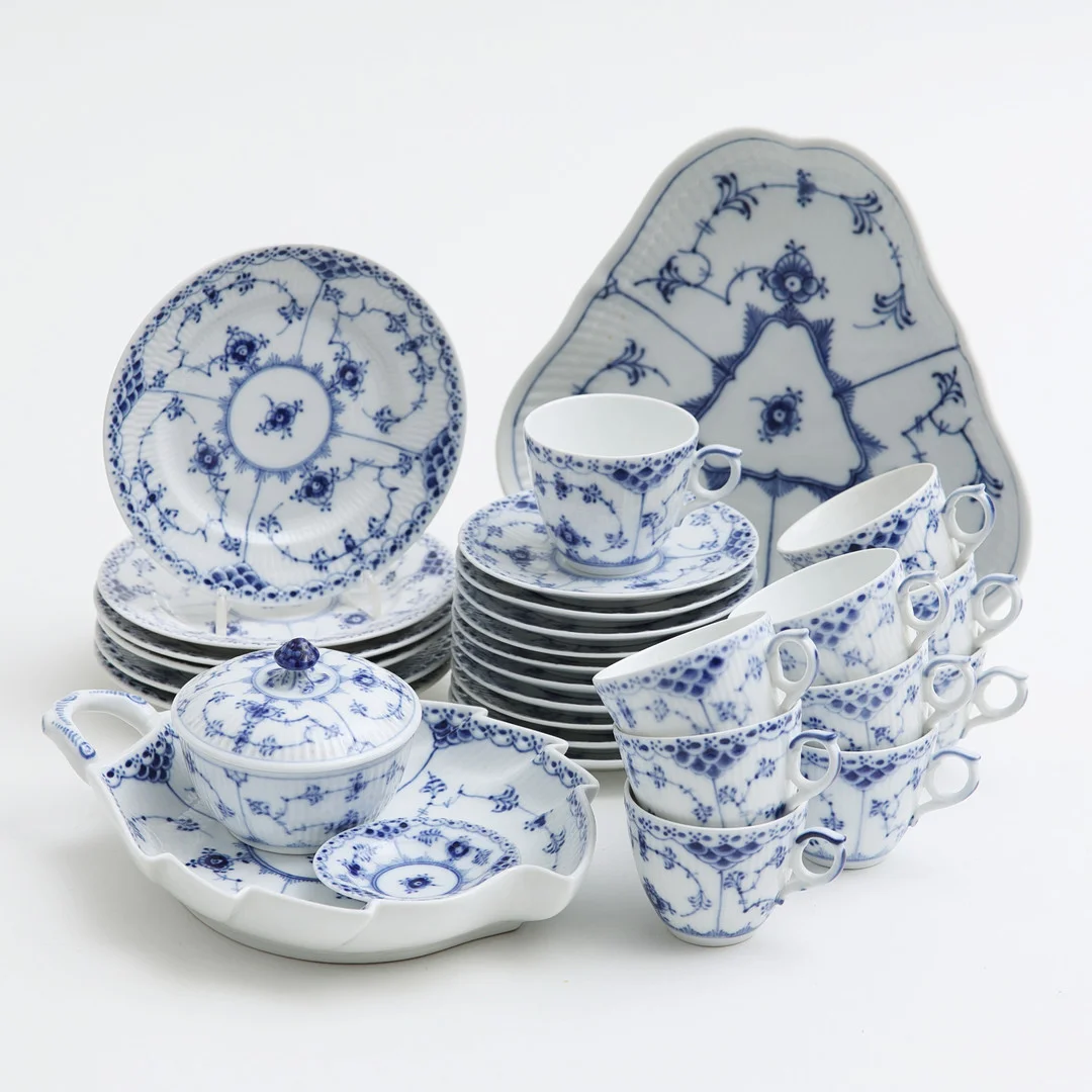 MUSSELMALET, moccaservis, 30 delar, halvblond, Royal Copenhagen, Danmark. — Tableware — Auktionshuset Thelin & Johansson