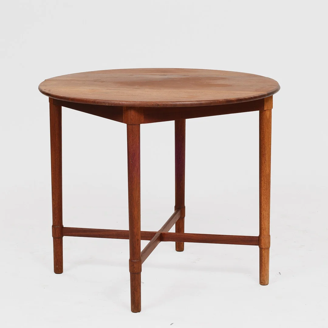 BØRGE MOGENSEN. Lampebord / sidebord af massiv teak med krydsstel, 1900-tallets midte. Produceret hos FDB. — Coffee Tables — Palsgaard Kunstauktioner