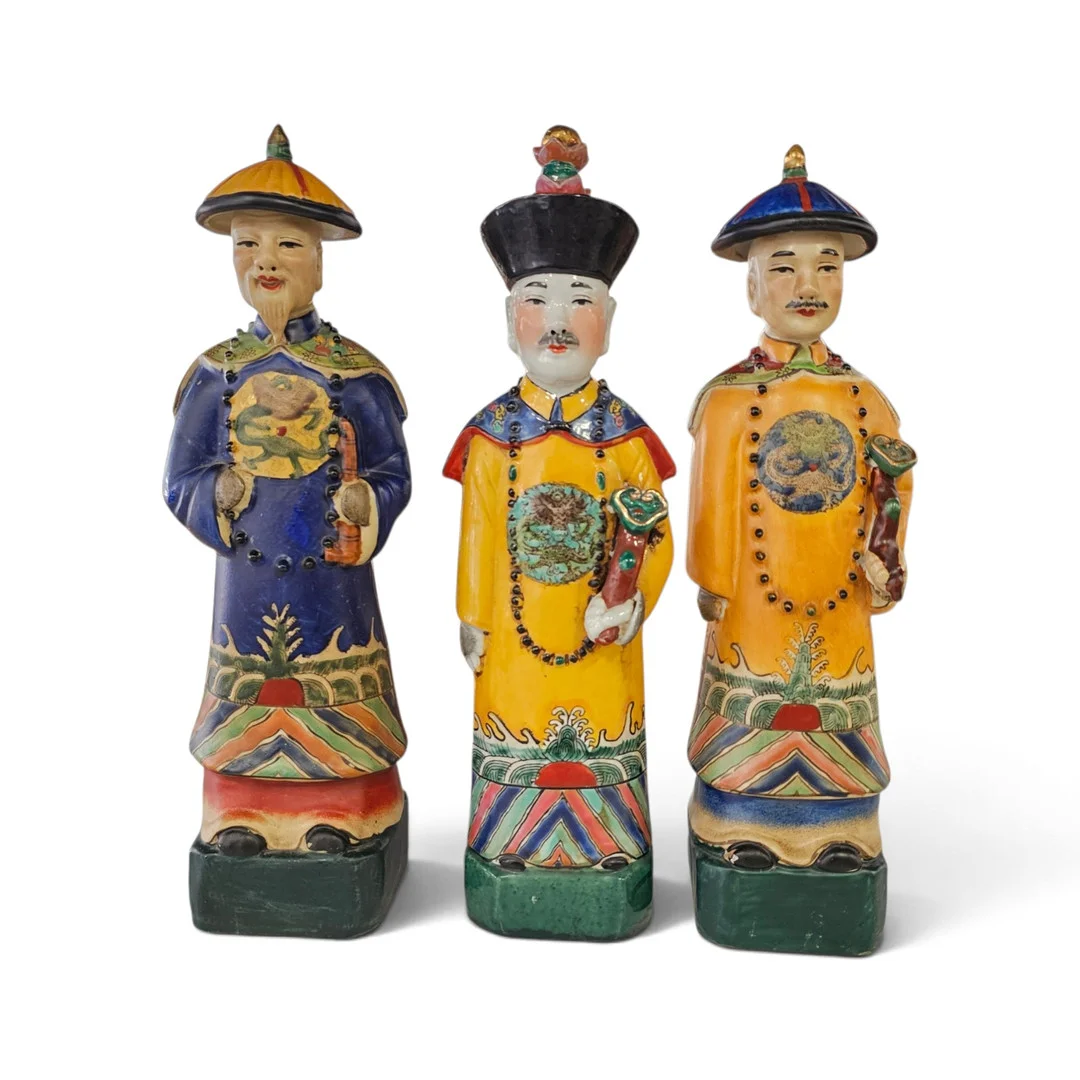 Tres dignatario en porcelana esmaltada. Con sello en la base. — Ceramics & Porcelain — Arce Auctions
