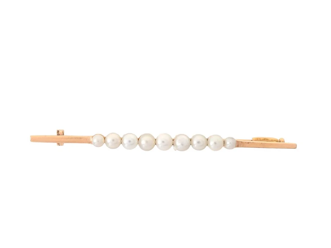 BROSCH, 18K guld, troligen orientaliska pärlor, år 1921, längd 5,8 cm, vikt ca 4,2 g. — Smycken/Brosch — Kaplans