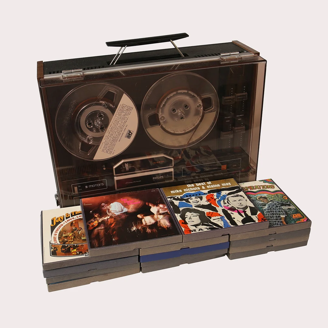 PHILIPS, RULLBANDSPELARE. N 4415 magno-control. 3 motors. Det medföljer 67 st. rullband. — Audio, Vinyl & Hi-Fi — Limhamns Auktionsbyrå