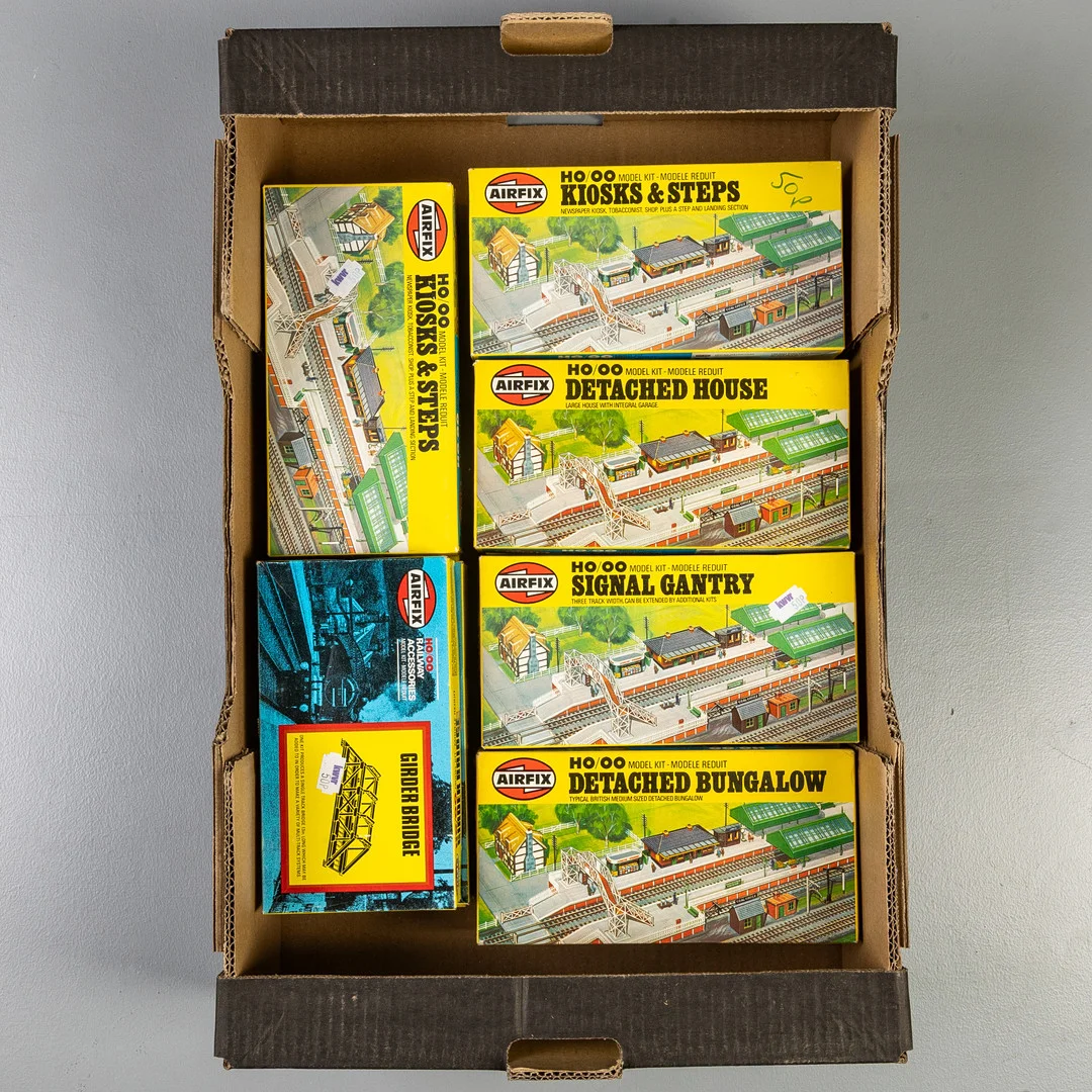 AIRFIX HO/OO TRACKSIDE ACCESSORIES KITS. — Model railways — Griffin’s Auctioneers
