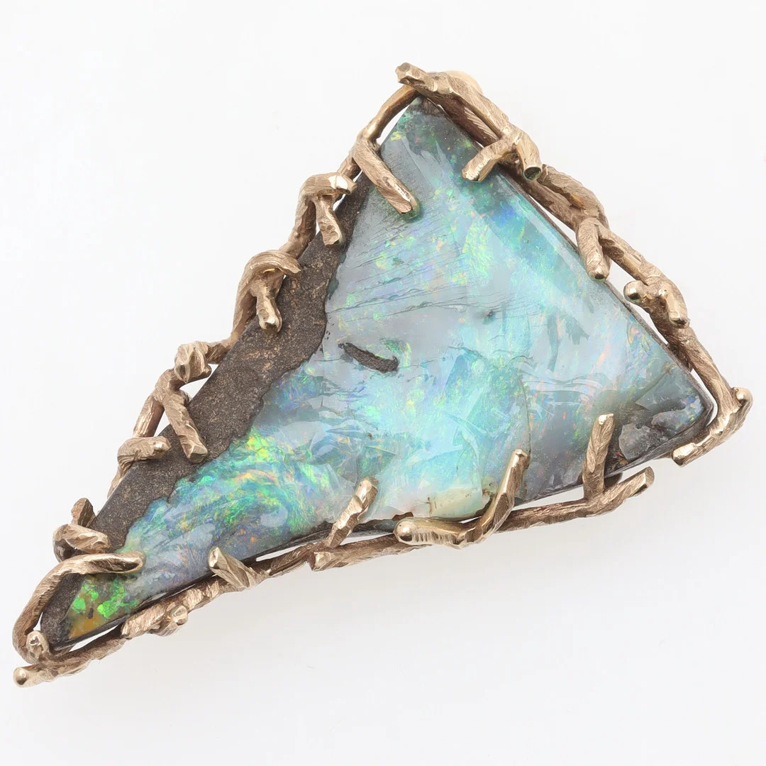 BROSCH/HÄNGE, 14K guld med boulderopal. — Brooches & Pendants — Ekenbergs Auktioner