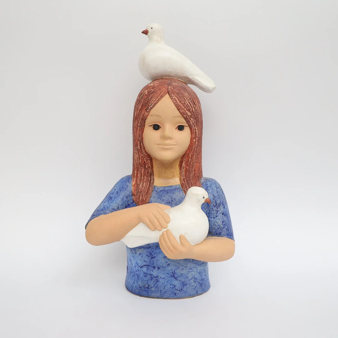 LISA LARSON. "Flicka med duva" delvis glaserat stengods, K-studion Gustavsberg, signerad. — European — Falun Auktionsbyrå