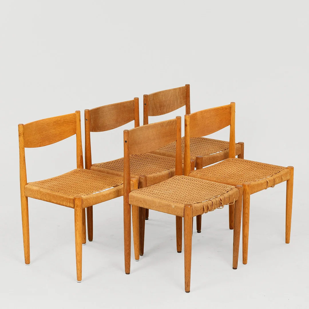 POUL M. VOLTHER (1923-2001). Fem spisestole af massivt egetræ og flettet papirgarn. Fremstillet hos Frem Røjle. 1960'erne. Danmark (5). — Armchairs & Chairs — Palsgaard Kunstauktioner