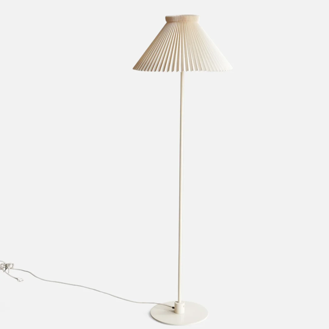 FLEMMING AGGER. Gulvlampe med stamme og fod af hvidlakeret metal, plisseret skærm. Udført og mærket hos Le Klint, model '369'. Danmark. — Floor lights — Woxholt Auktionshus