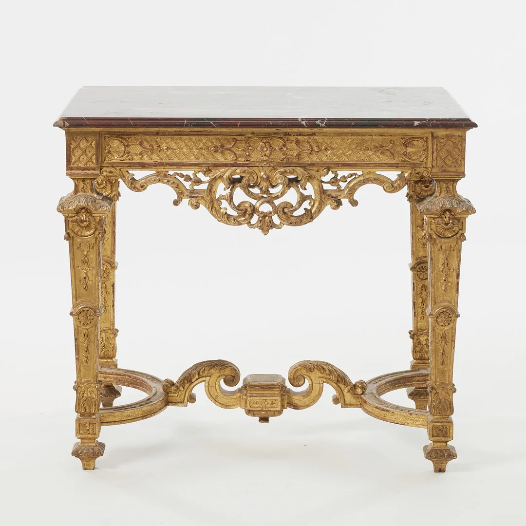 BORD, regence-stil, 1800-talets senare del, med rödbrun marmorskiva, rik skuren dekor, förgylld. — Tables — Stockholms Auktionsverk Magasin 5