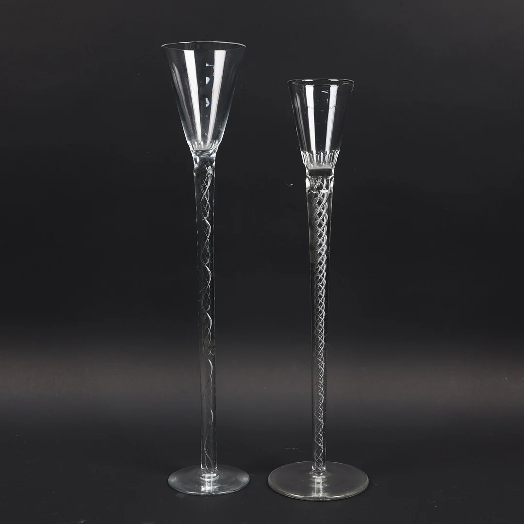 SNAPSGLAS, höga med spiraldekor i foten, 1900-tal, 2 st. — Utility glass — Markus Auktioner