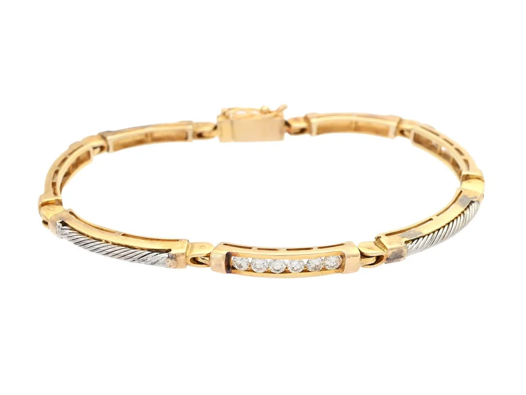ARMBAND, 14K guld/vitguld, 24 briljantslipade diamanter ca 0,75 ctv, ca Cr-LY/SI-P, längd 17 cm, vikt 14,9 g, slitna fattningar, två diamanter med slöja, några diamanter har nagg. — Smycken/Armband — Kaplans