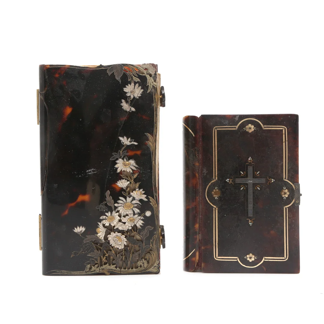 Two prayer books with tortoiseshell bindings, with metal and mother-of-pearl inlays, 19th Century. — Books — Balclis