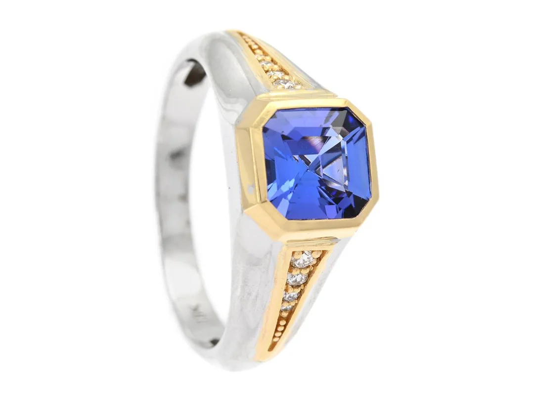 RING, 18K guld och vitguld, smaragdslipad tanzanit ca 1,81 ctv, briljantslipade diamanter ca 0,10 ctv, ca TW/VS-SI, stl 20 mm, vikt 5,5 g. — Smycken/Ring — Kaplans