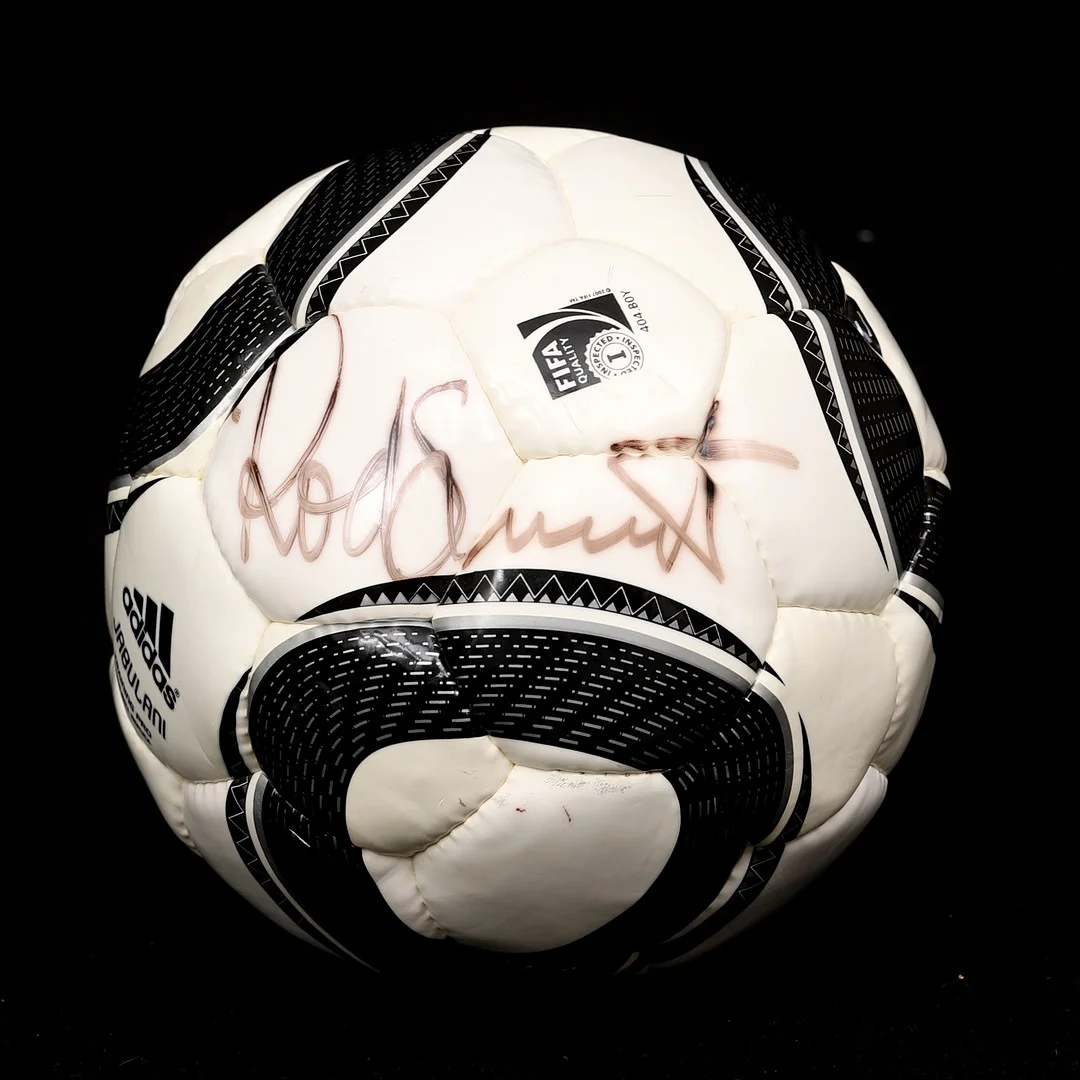 FOTBOLL, signerad av Rod Stewart. — Autographs & Manuscripts — Crafoord Auktioner Malmö