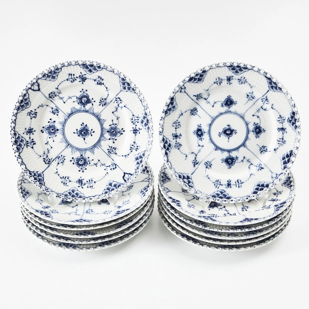 ROYAL COPENHAGEN. Assietter 12 stycken, Musselmalet helblond, modell 1087. — European — Stockholms Auktionsverk Magasin 5