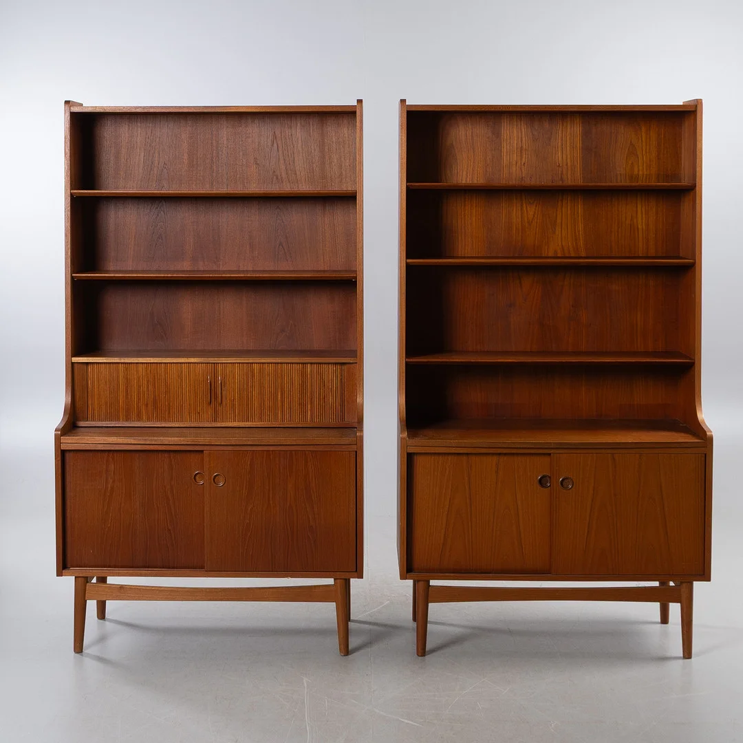 JOHANNES SORTH. ”Bornholmerreolen”, bokhyllor, 2 stycken, teak, Bornholms Møbelfabrik, Nexø. Danmark, 1950/60-tal. — Cupboards, Cabinets & Shelves — Stockholms Auktionsverk Helsingborg