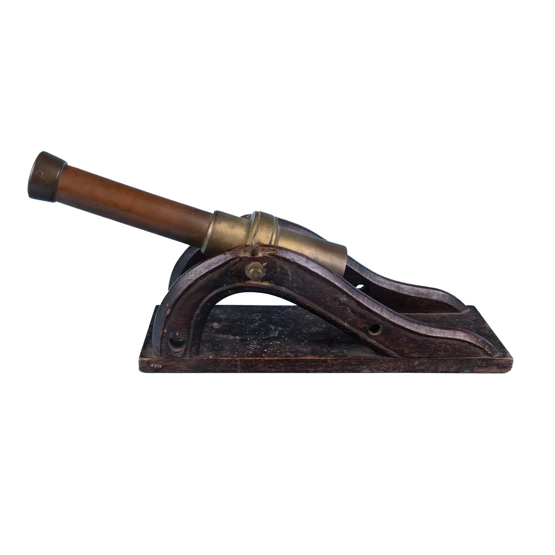SALUTKANON, av mässing, Sverige, 1800-tal. — Guns & Rifles — Kurage Auktion