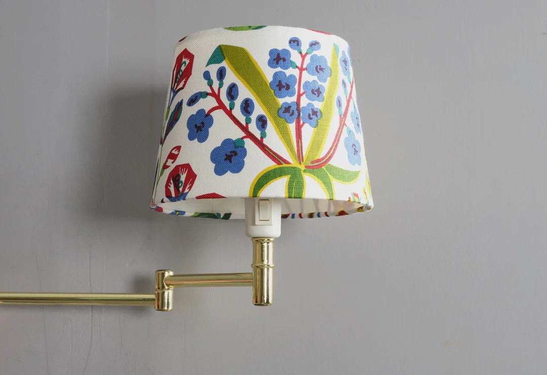 JOSEF FRANK. Vägglampor, skärmar med motivet "under ekvatorn", Firma Svenskt Tenn. — Wall Lights — Örebro Stadsauktioner